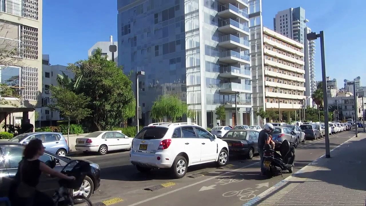 בתים יפים בתל אביב - מגדל רמז - מגדל בן 30 קומות סה"כ כ- 40 דירות, כל קומה עד 2 דירות