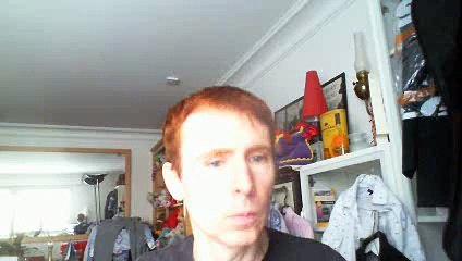 Wiwi égratigne "drôle de situation" de Julien Baer