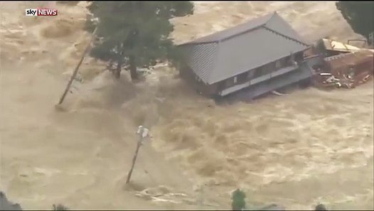 Une rivière japonaise emporte une partie de la ville sur ...
