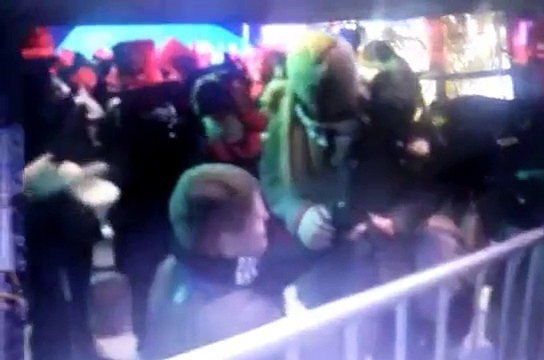 GUY PROPOSE IN TIME SQUARE new year 2015