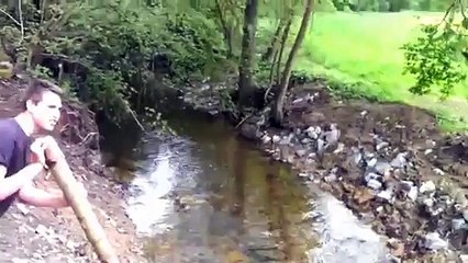 Traverser un cours d'eau avec un baton