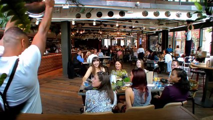 Sürpriz karşısında kendini kaybeden kız