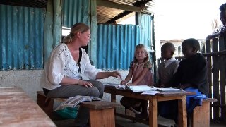 Projects Abroad Kenya: Mother and Daughter volunteering at a Care Project