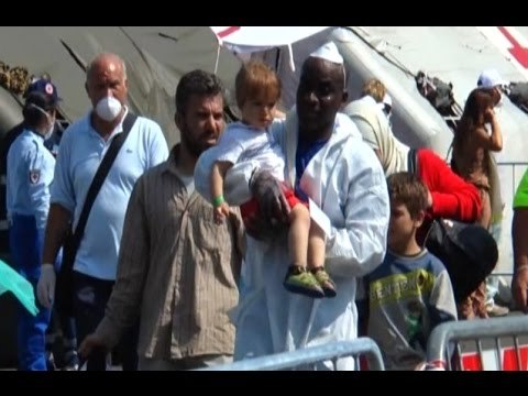 Napoli - Migranti, De Magistris attacca Renzi: Per accoglienza ci vogliono risorse (09.09.15)