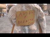 Napoli - Manichini impiccati davanti al Comune, protesta degli operatori Cub (09.09.15)