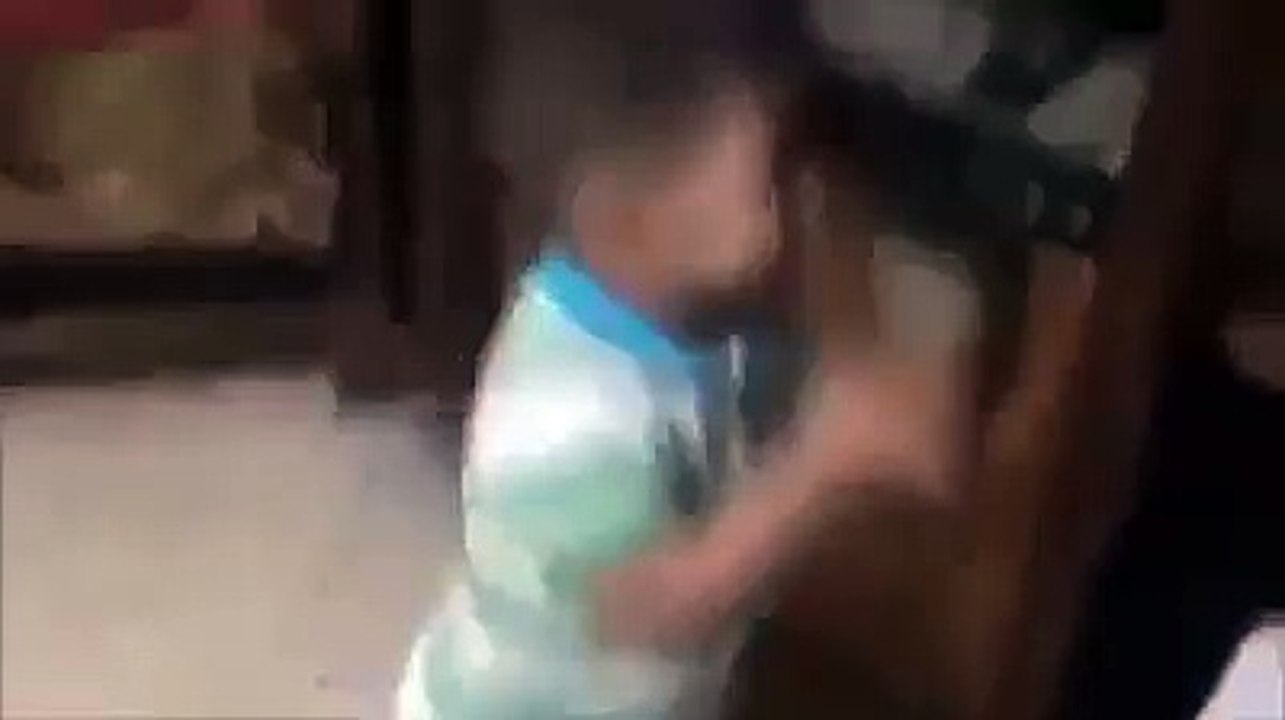 Kuran-ı Kerim' i öpen çocuk!