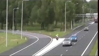 Policier en moto écrasé sur l'autoroute par une voiture!!! - Joke TV