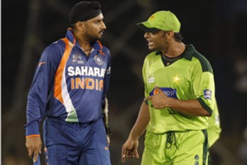 Harbhajan Singh Vs Shoaib Akhtar Clash - India Vs Pak