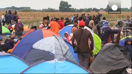 Hungría: los inmigrantes dudan entre las huellas dactilares y la clandestinidad