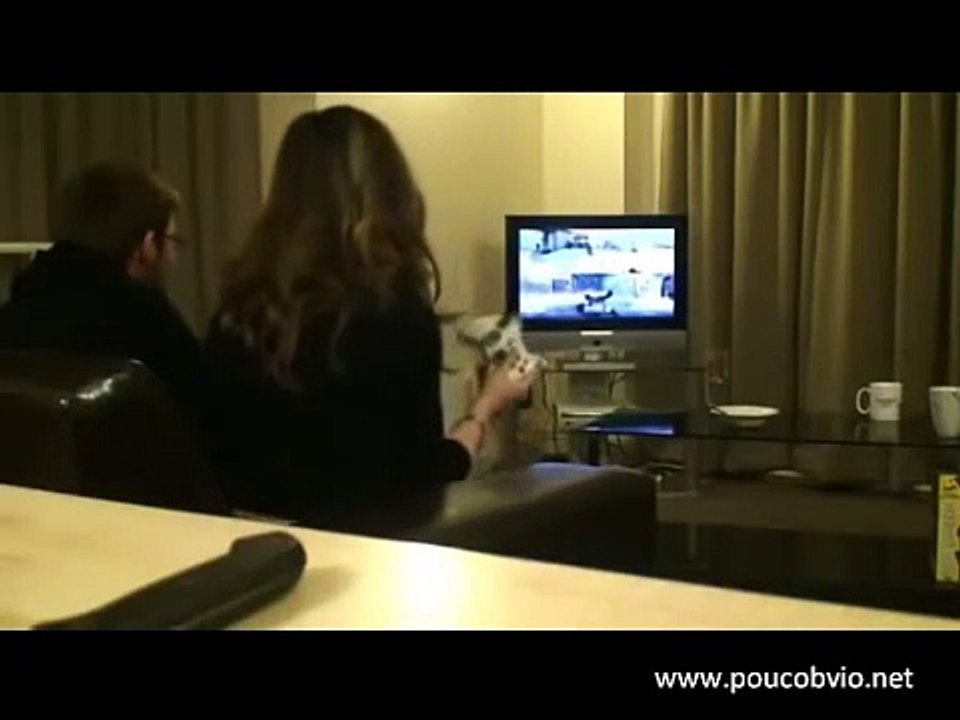 Mulher com TPM jogando vídeo game.