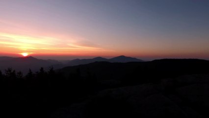 Levé de soleil magnifique filmé au drone - Cascade Mountain