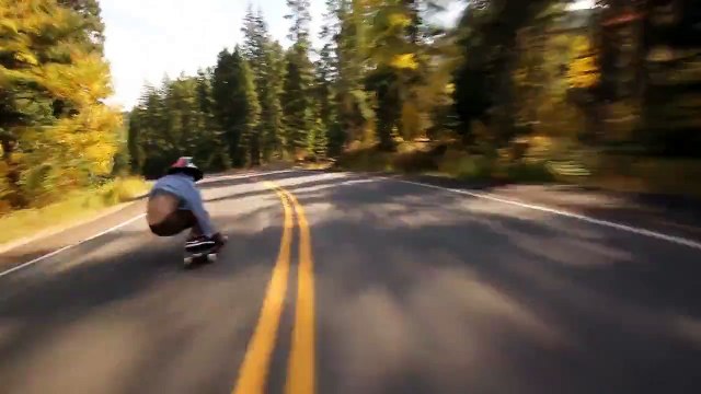 110 km/h sur un longboard, la folie de Zak Maytum
