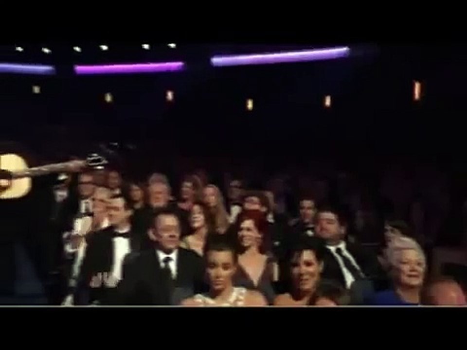 Kim Kardashian & Jimmy Fallon Singing Live - Emmy Awards 2010