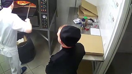 Почему тебе так долго везут пиццу