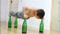 Stärkstes Kind der Welt Training (Liegestütze auf Wasserflaschen)