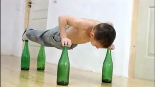 Stärkstes Kind der Welt Training (Liegestütze auf Wasserflaschen)