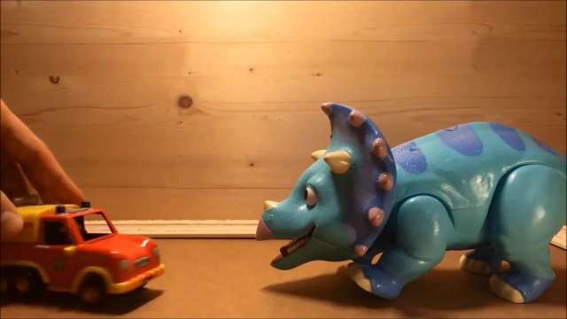 New jurassic world dinosaur toys against Firemans sam | le monde jurassique jouets pour enfants avec Sam le pompier