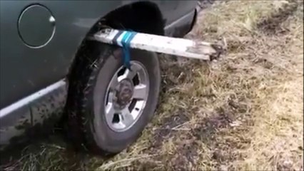 Video herunterladen: La meilleur méthode pour sortir sa voiture de la boue!