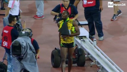 Usain Bolt se fait faucher par un cameraman à segway