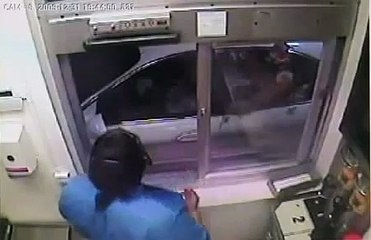 Mujer loca ataca empleada de mcdonalds en Toledo Ohio