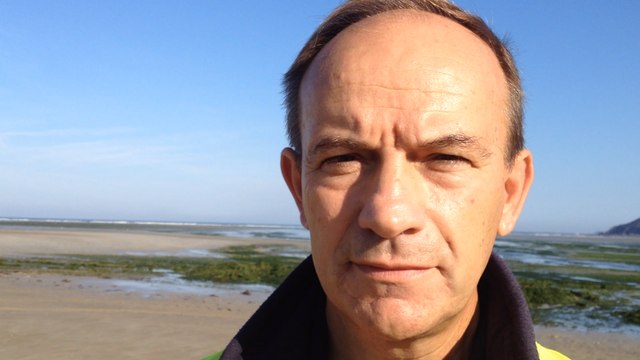 Ramasseuse d'algues vertes en mer