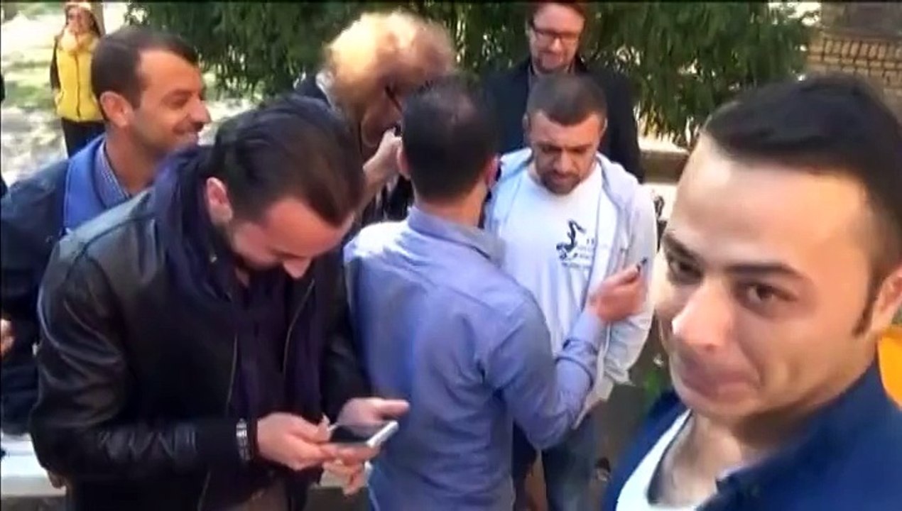 Angela Merkel accueillie comme une star par des réfugiés devant un centre d'accueil de Berlin