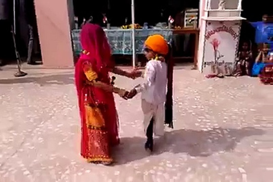 Children  dance ^