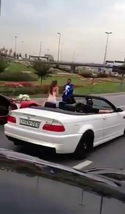 Célébrer son mariage sur l'autoroute en faisant des Drifts... Dingue!