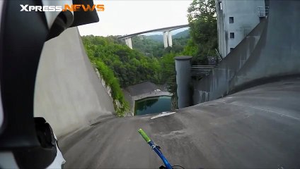 Il descend un barrage à la verticale en VTT