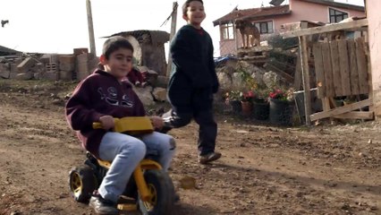 Kadın Kameraman Mülteciye Çelme Taktı