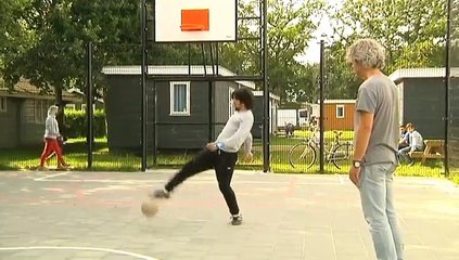 Op zoek naar voetbaltalent in het asielzoekerscentrum in Onnen - RTV Noord