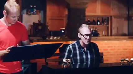 Chàng Tây điển trai hát 9 tình khúc nhạc Việt cực hay