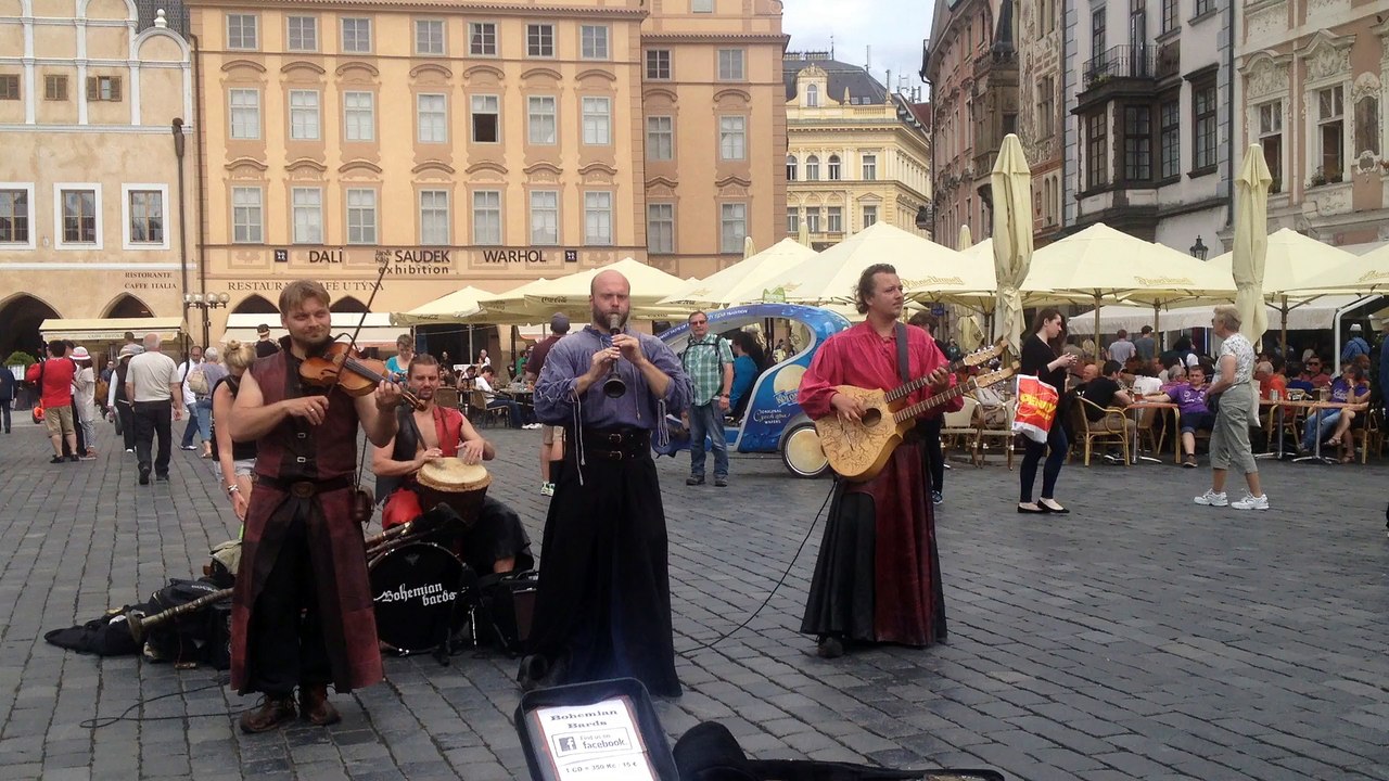 Street artists - Prague - Bohemian bards - square clock - pouličních umělců 2