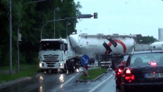 20130629 Im Regen parkt großer LKW rückwärts perfekt