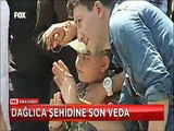 Dağlıca şehidinin çocuğu Kocatepe'ye asker kıyafeti eşi ise polis üniformasıyla geldi