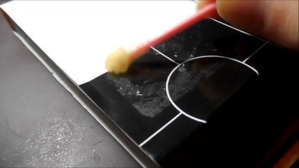 Comment retirer la colle d'une étiquette sur du papier glacé (genre pochette de manga) ?