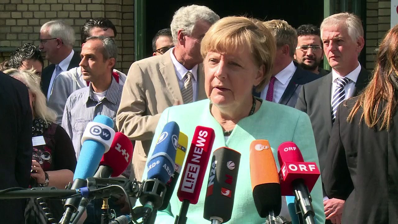 Merkel visite un centre d'accueil pour migrants à Berlin