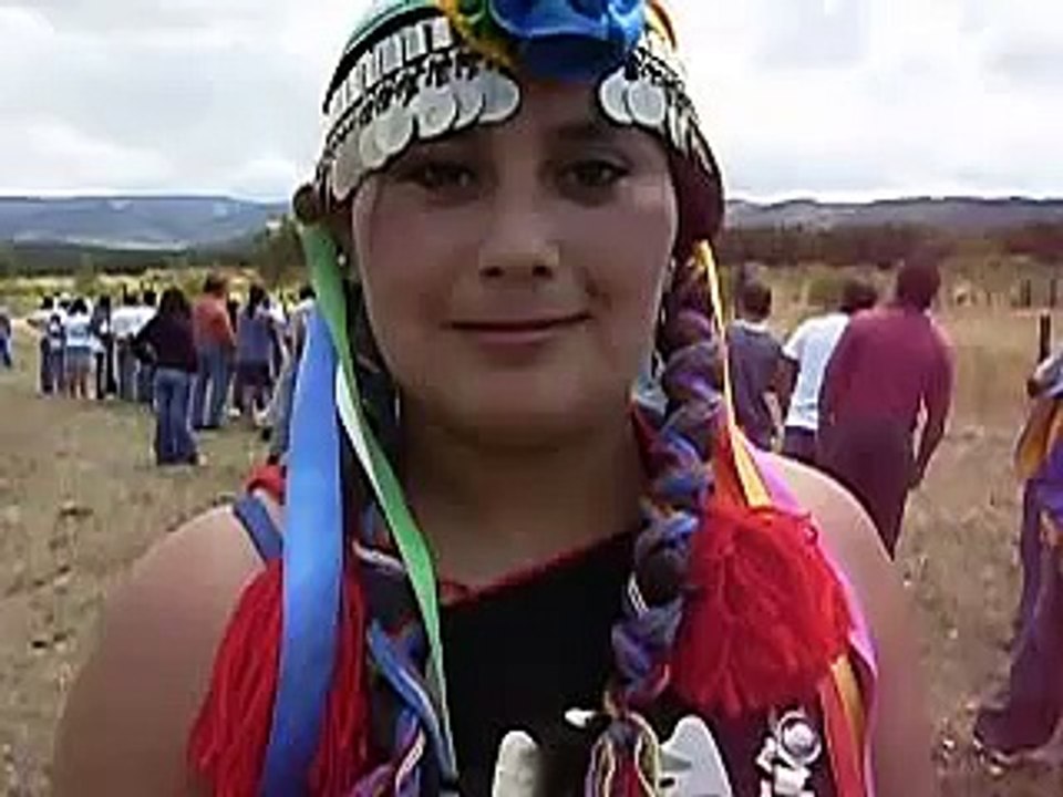 Joven mapuche en inauguración Encuentro Kimün Mapu