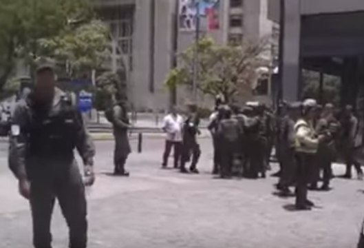 Militares impiden a Lilian Tintori saludar a los simpatizantes de Leopoldo López