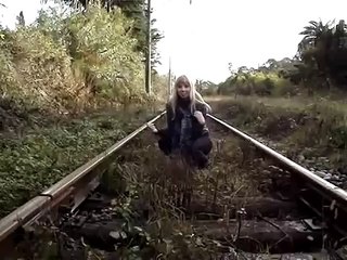 Девушка испугалась поезда