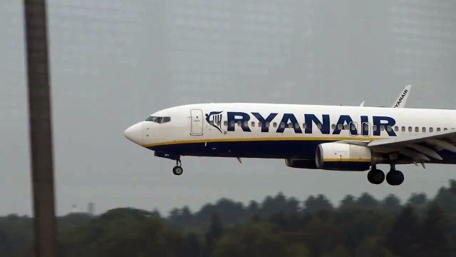 EI-DWV Ryanair Boeing 737-800 Landing at Hamburg Airport