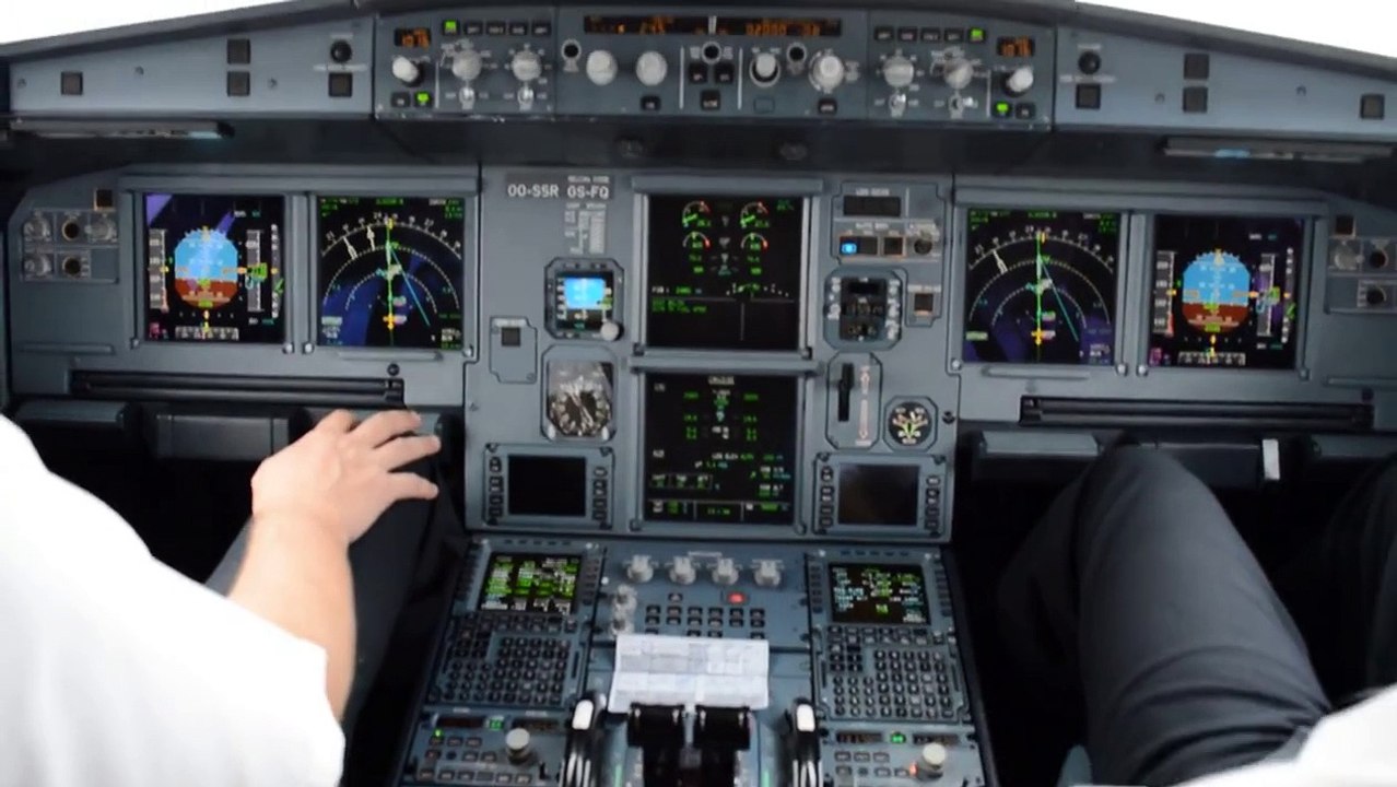 ***Cockpit view*** Landing at Brussels - Airbus A3