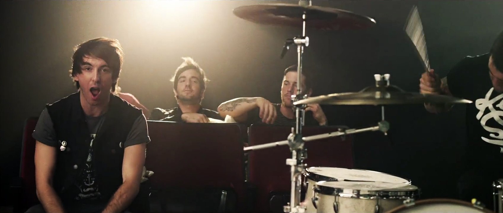 All Time Low Feat. Vic Fuentes - A Love Like War