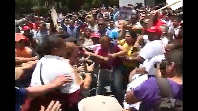 Imágenes fuertes: Así agredieron a simpatizantes de López frente al Palacio de Justicia