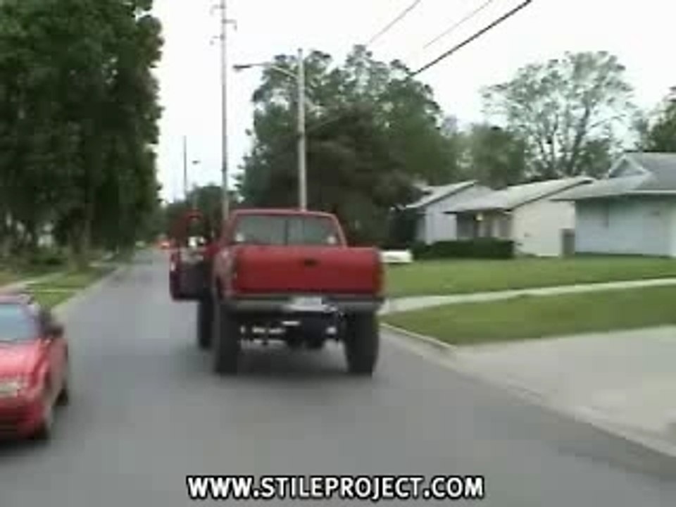 Enorme chute à bord d'un 4X4