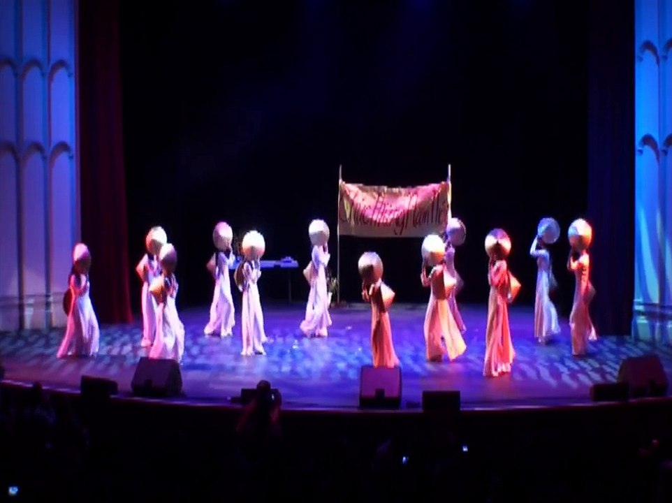 USC VSA: Girls' Traditional Hat Dance- Doan Xuan Ca [VCN 2011]