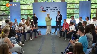 Angela Merkel streichelt weinendes Flüchtlingskind Reem