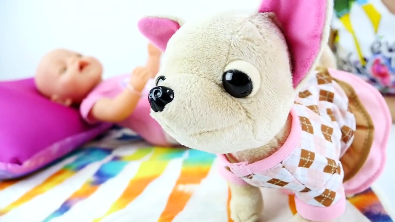 Видео для девочек. Завтрак для куклы Эмили. Кормим малыша. Как мама 3