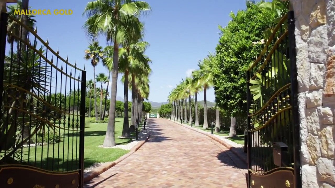 Luxury villa with large garden and tennis court on the golf course