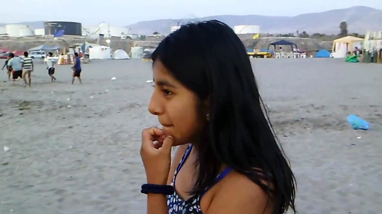 amores perros en la playa y se hace la dificil